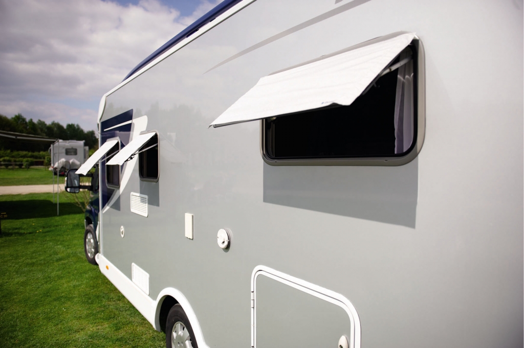 Dometic SunShades halten die Hitze draußen.