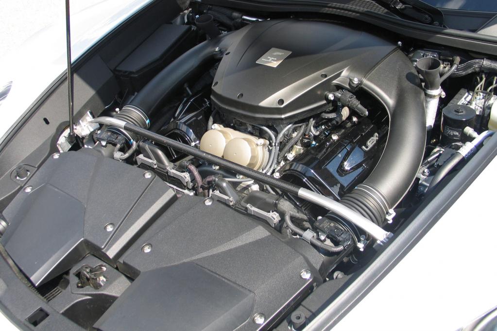 Ein V10-Rennaggregat, das aus 4,8 Litern Hubraum 412 kW/560 PS schöpft, treibt den LFA an. 