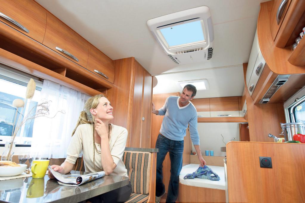 Eine leistungsstarke Klimaanlage kombiniert der Zuliefererspezialist Dometic Waeco mit einem Dachfenster. 