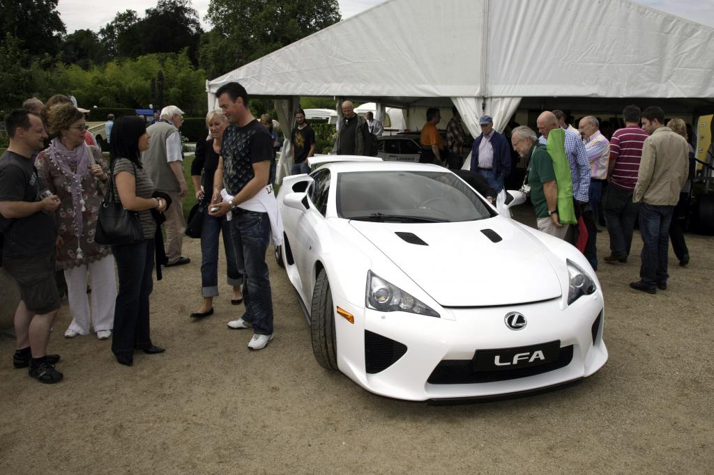 Erst nachdem alle den LFA gesehen haben, wird der Blick auf den sportlichen Lexus für den Fotografen freigegeben. 