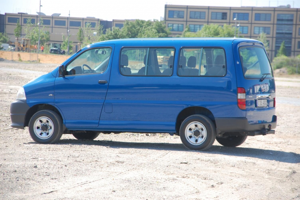 Fahrbericht Toyota Hiace Kombi GL 2.5-l-D-4D 4x4: Zeitreise in japanischer Großraumlimousine