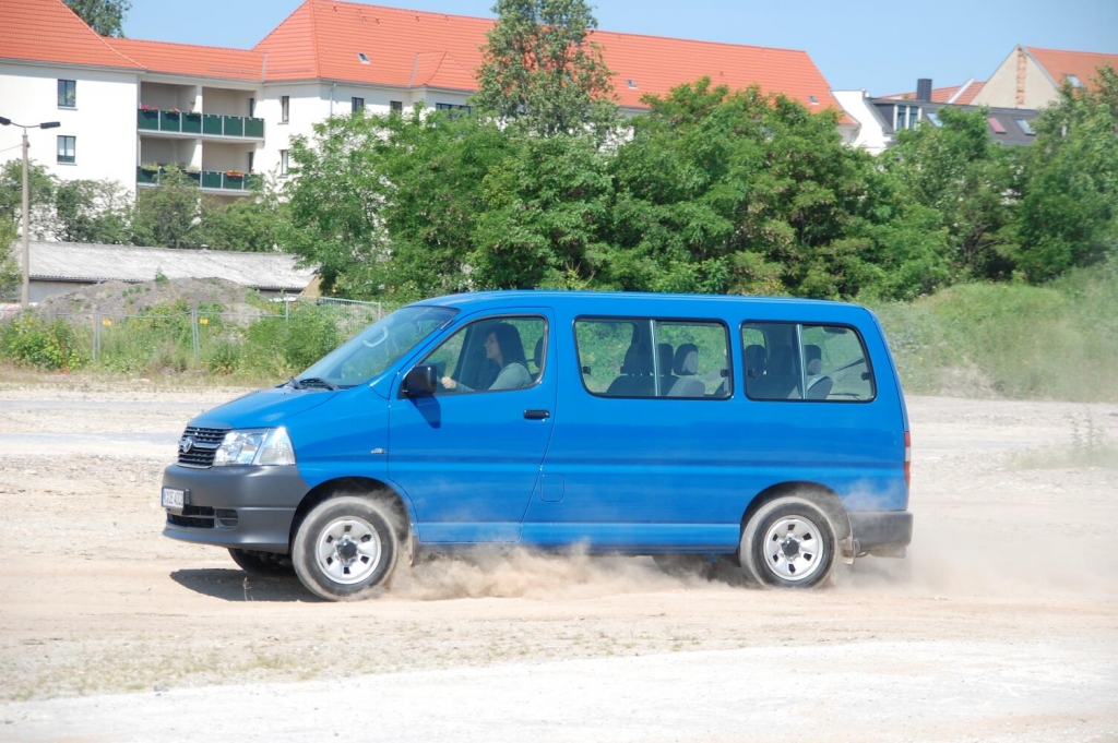 Fahrbericht Toyota Hiace Kombi GL 2.5-l-D-4D 4x4: Zeitreise in japanischer Großraumlimousine