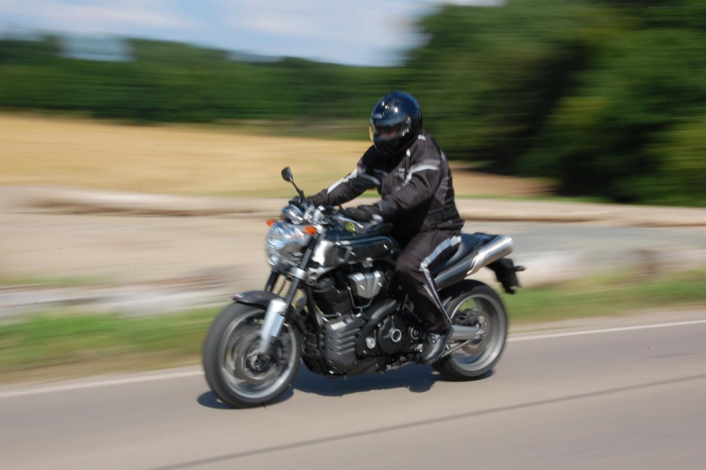 Fahrbericht Yamaha MT-01: Japanischer Dampfhammer im Solokonzert