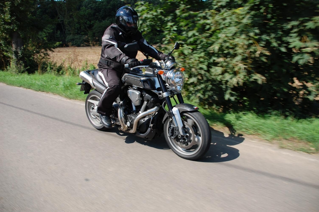 Fahrbericht Yamaha MT-01: Japanischer Dampfhammer im Solokonzert
