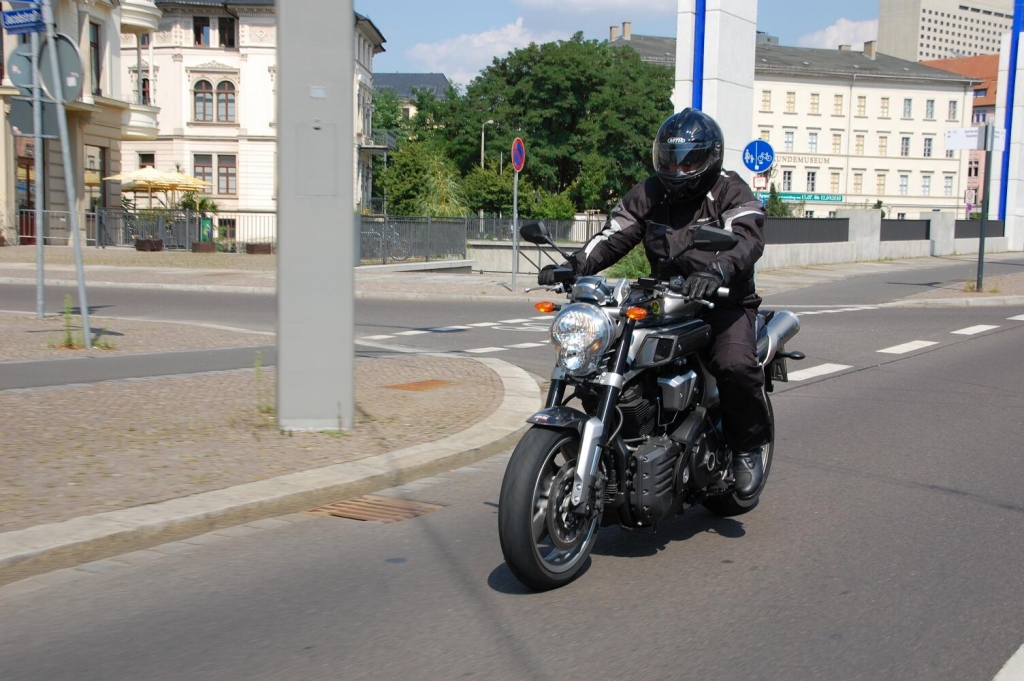 Fahrbericht Yamaha MT-01: Japanischer Dampfhammer im Solokonzert