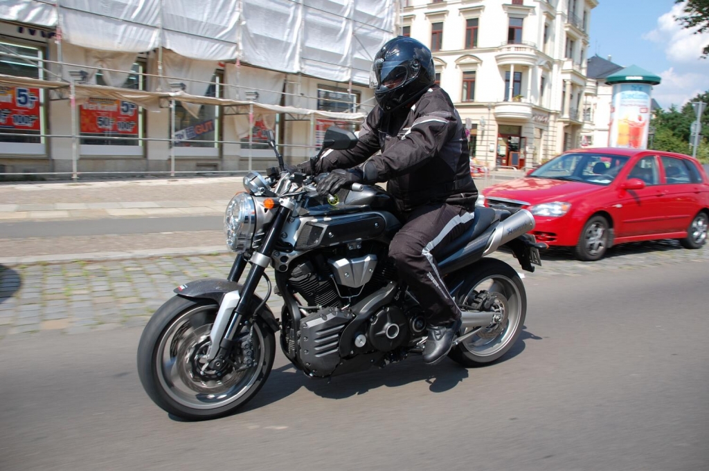 Fahrbericht Yamaha MT-01: Japanischer Dampfhammer im Solokonzert