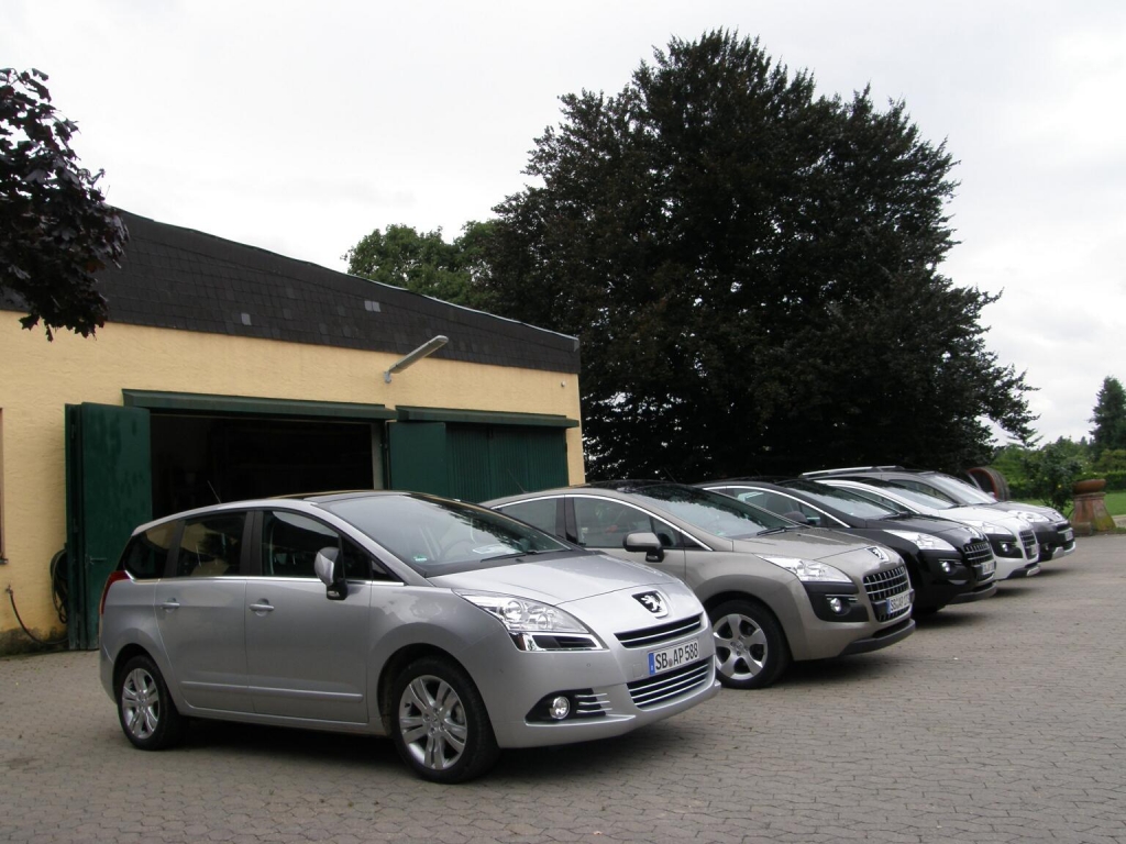 Familientage bei Peugeot: Kurven genießen – Landschaft schauen – Filme gucken...