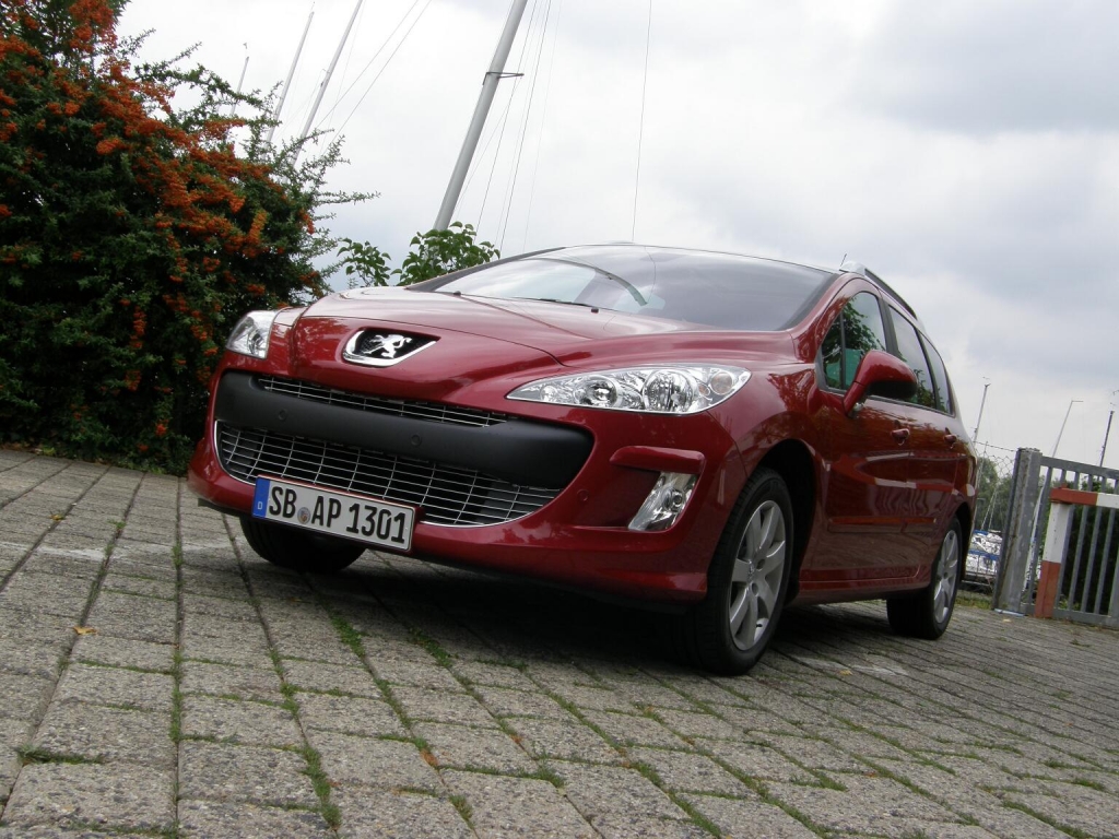 Familientage bei Peugeot: Kurven genießen – Landschaft schauen – Filme gucken...