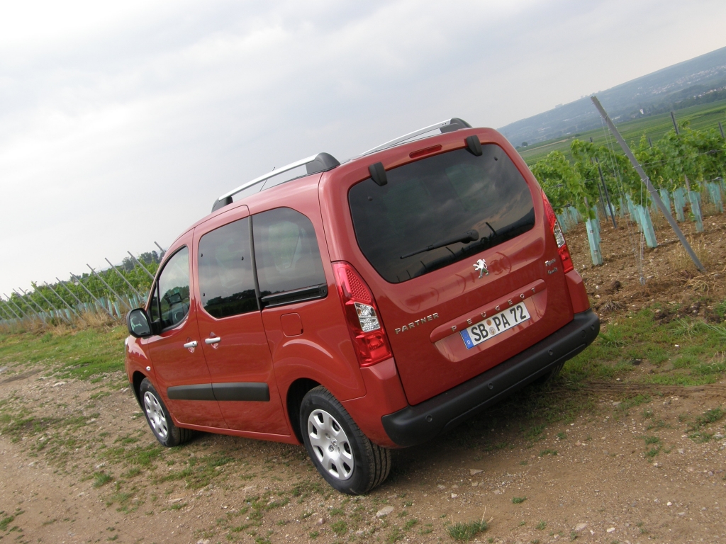 Familientage bei Peugeot: Kurven genießen – Landschaft schauen – Filme gucken...