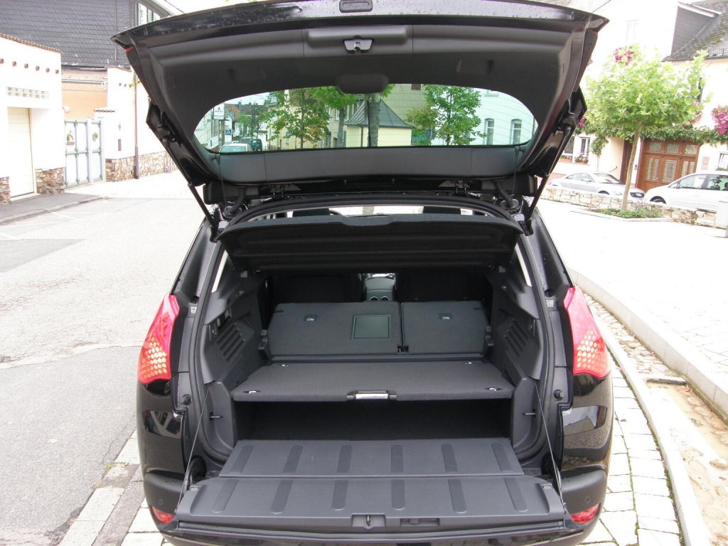 Familientage bei Peugeot: Kurven genießen – Landschaft schauen – Filme gucken...