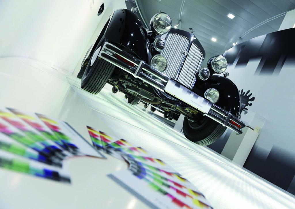 Farbexperimente im Audi-Forum Ingolstadt