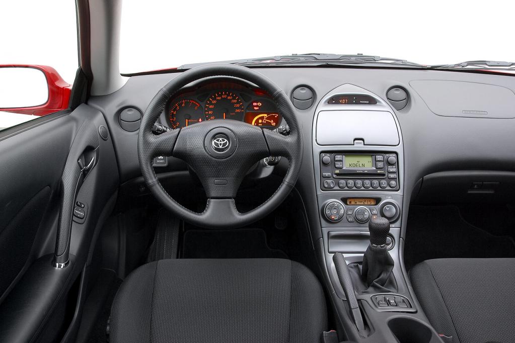 Fast vier Jahrzehnte Entwicklung im Cockpit-Design lassen sich bei der Celica nachvollziehen. 