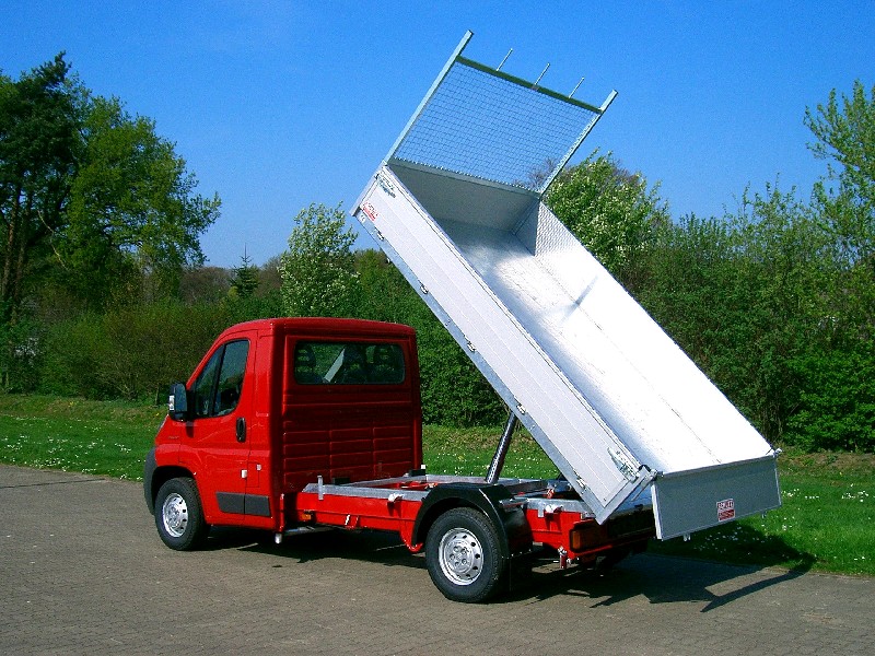 Fiat Ducato als Dreiseitenkipper.