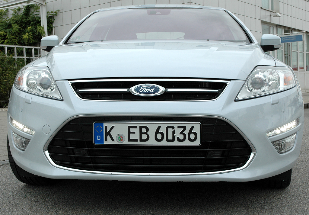 Ford Mondeo: Blick auf die Frontpartie mit variablem Lufteinlass am Kühlergrill. 