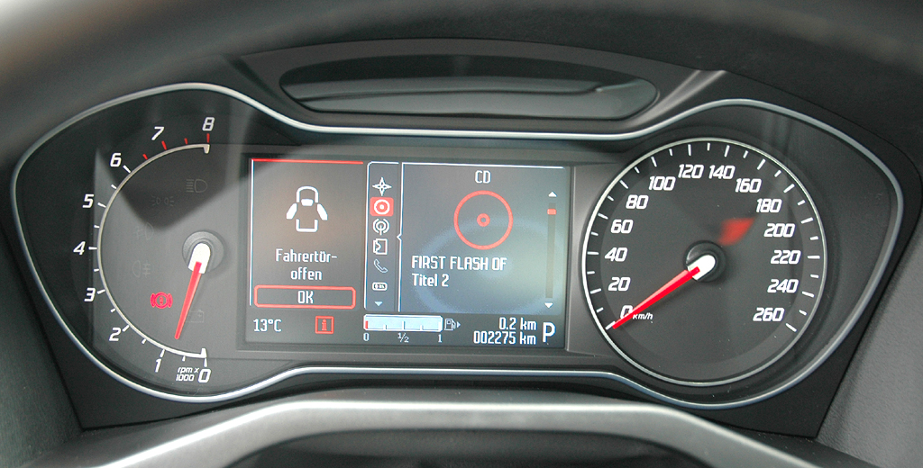 Ford Mondeo: Blick durch den Lenkradkranz auf die Rundinstrumentierung. 