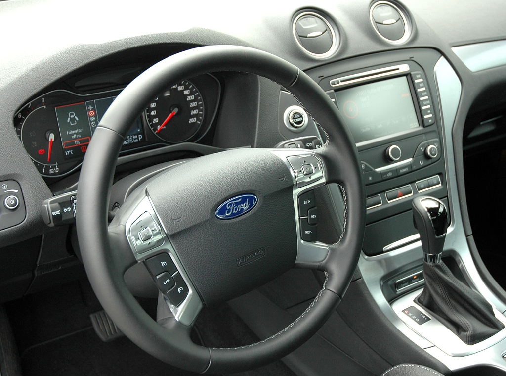 Ford Mondeo: Blick ins alles in allem übersichtlicher gestaltete Cockpit. 
