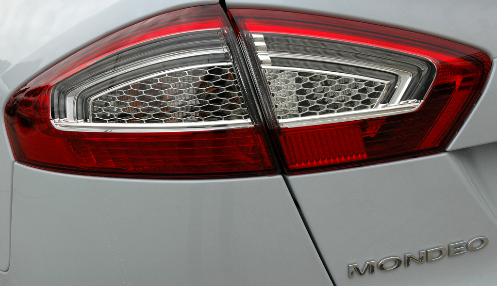Ford Mondeo: Moderne Leuchteinheit hinten mit Modellschriftzug. 