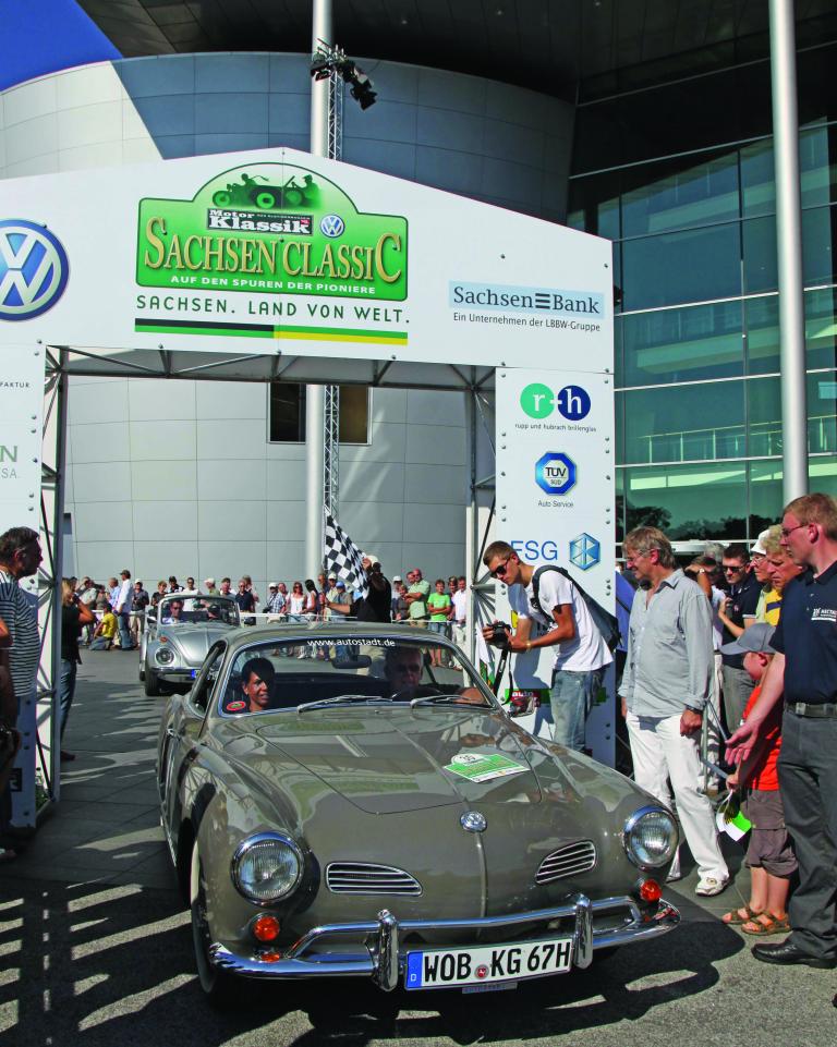 Gut ins Ziel gekommen - Dr. Ulrich Hackenberg, Vorstand Technische Entwicklung Marke Volkswagen und Ehefrau Thresia.