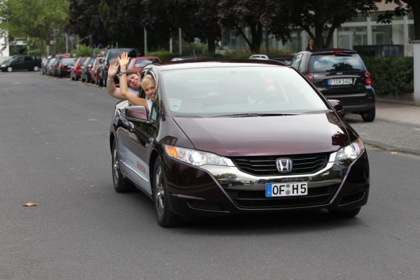 Honda führt europäischem Jugendparlament den FCX Clarity vor