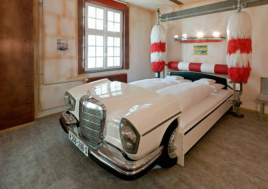 Hotel im Autokitsch-Design