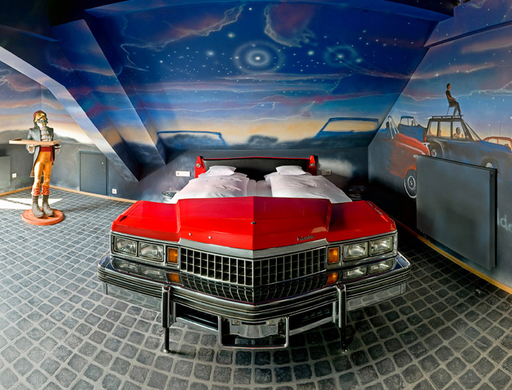 Hotel im Autokitsch-Design
