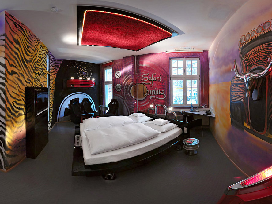 Hotel im Autokitsch-Design