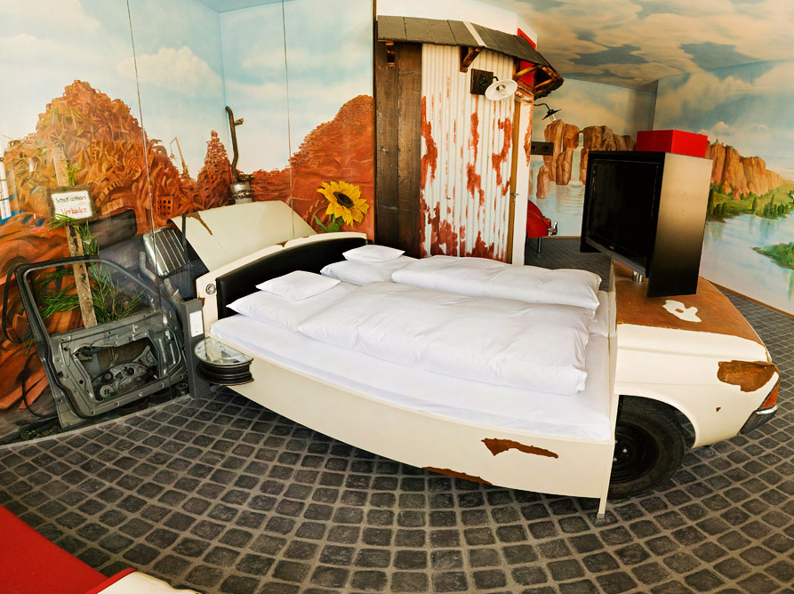 Hotel im Autokitsch-Design