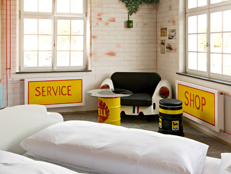 Hotel im Autokitsch-Design