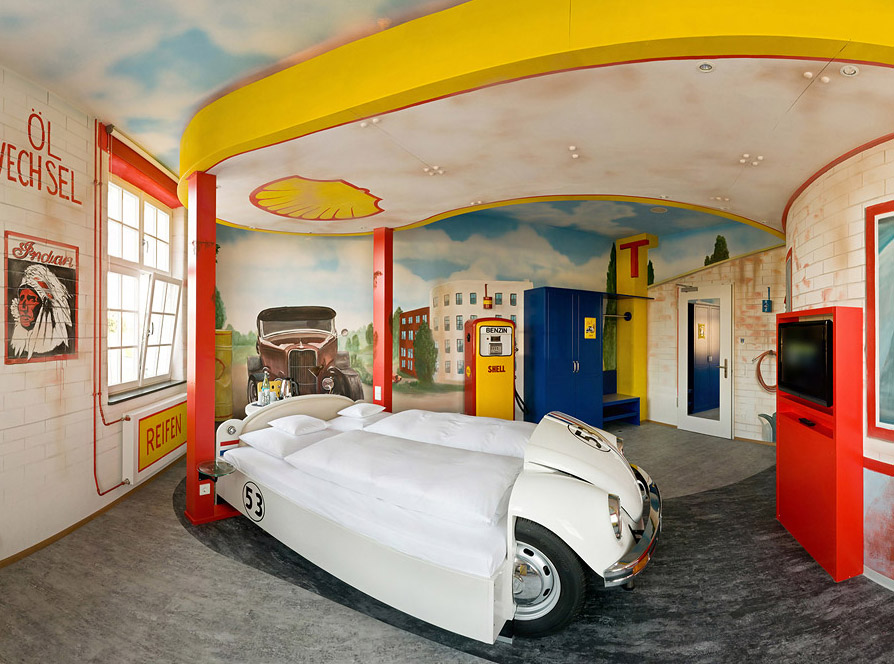 Hotel im Autokitsch-Design