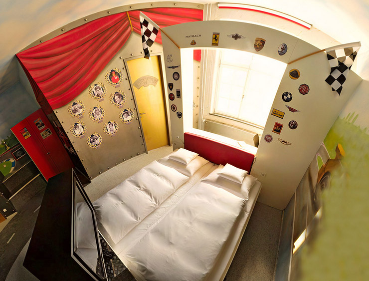 Hotel im Autokitsch-Design