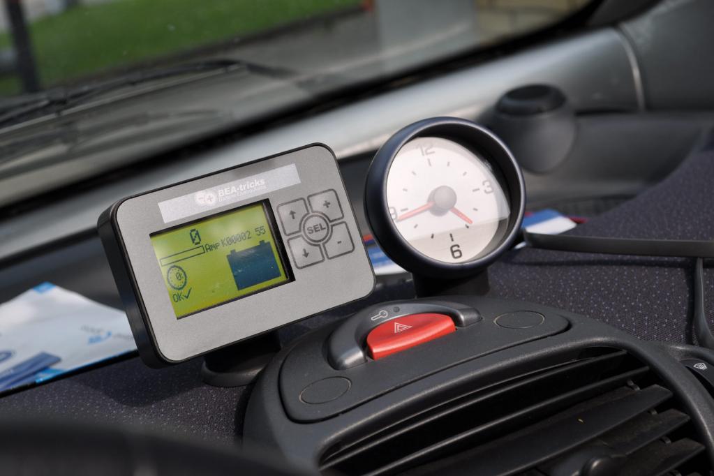 Im Umrüstsatz von Bea Tricks ist auch eine Batterie-Anzeige für das Cockpit inbegriffen. 