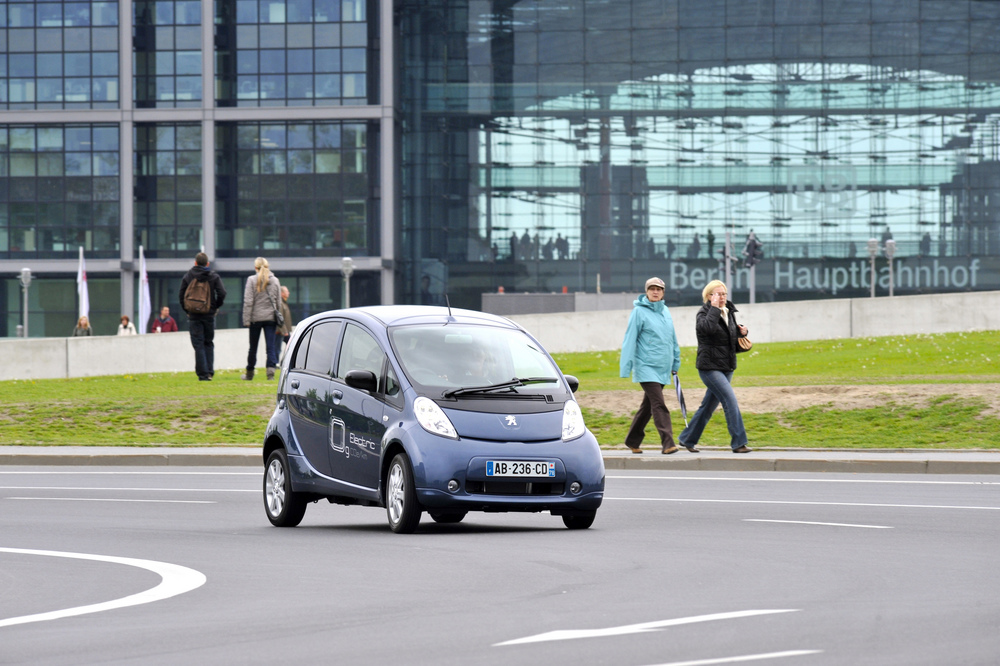Können Fahrtrainings helfen, Unfälle mit Elektroautos zu verhindern?