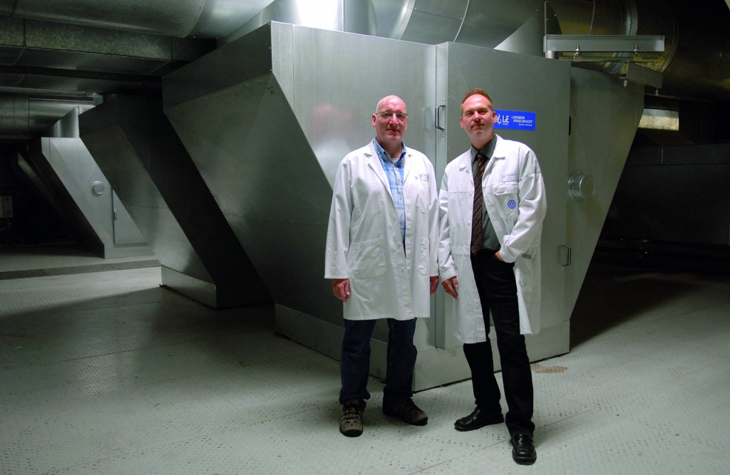 Katalysator, der den Nachverbrennungsanlagen in der Lackiererei bei Volkswagen in Wolfsburg vorgeschaltet ist. Gezeigt von Dietmar Diehl (l.) und Ingo Jahns. 