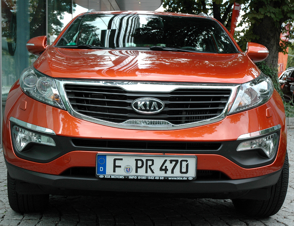 Kia Sportage: Blick auf die Front des Fünfsitzers, der eine überaus sportliche Figur macht. 