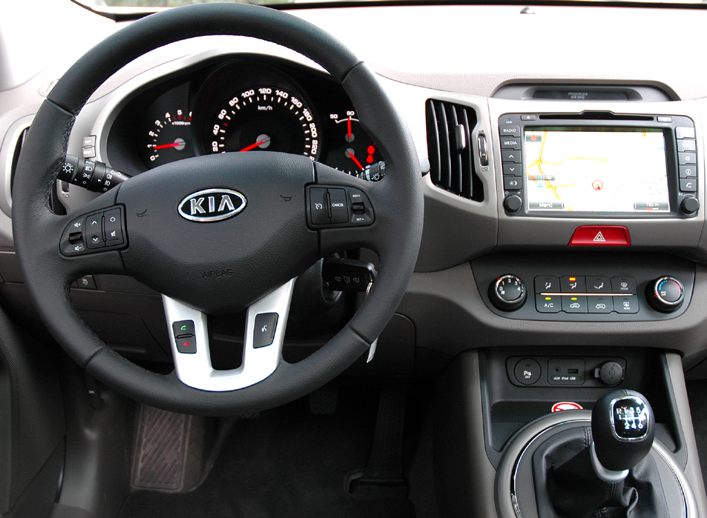 Kia Sportage: Blick ins übersichtlich gestaltete Cockpit. 