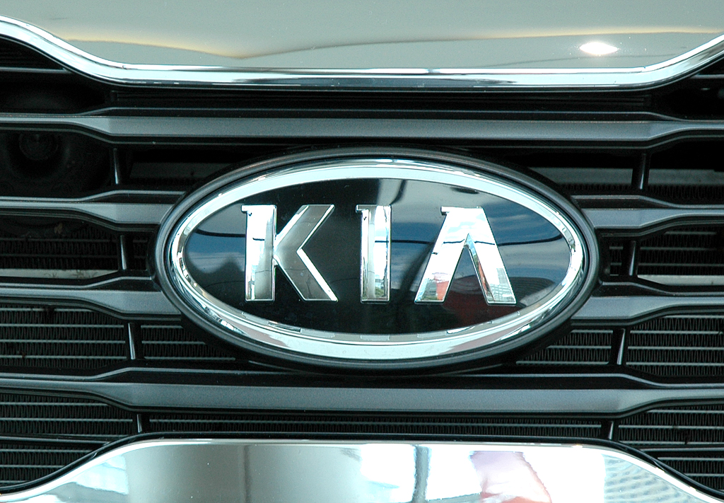 Kia Sportage: Das Markenlogo sitzt mittig im Kühlergrill. 