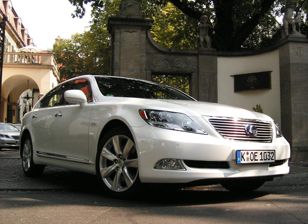 Lexus-Langversion-Hybridmodell LS 600h. 