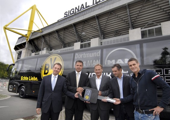 MAN übergibt neuen Mannschaftsbus an Borussia Dortmund