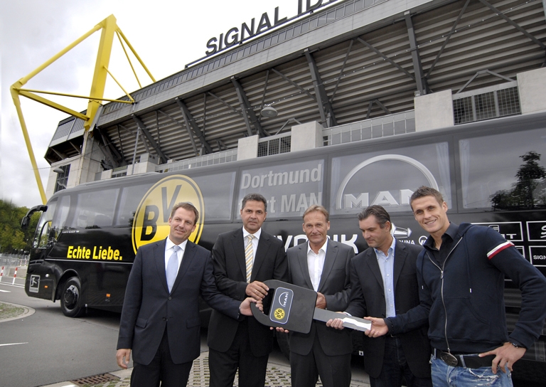 MAN übergibt neuen Mannschaftsbus an Borussia Dortmund