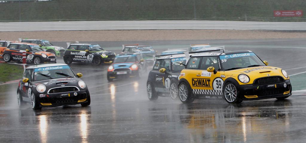 MINI Challenge: Nico Bastian holt den Sieg auf dem Nürburgring
