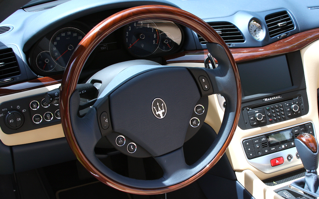 Maserati GranCabrio: Blick ins Cockpit und das überaus wertig anmutende Interieur. 