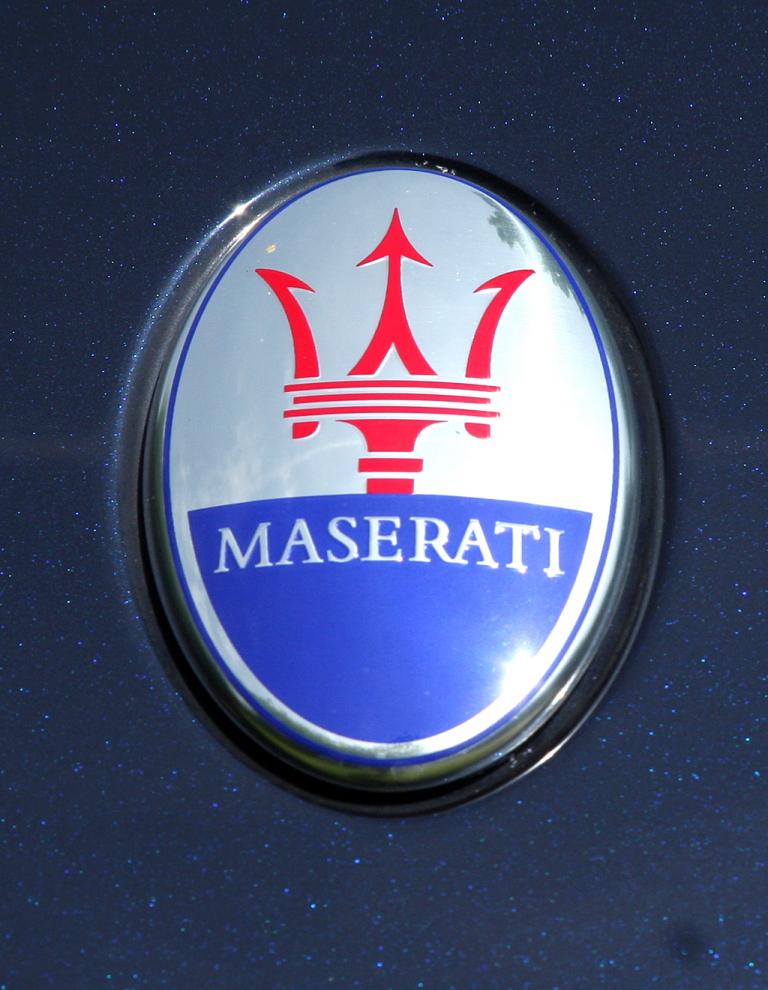 Maserati GranCabrio: Markenemblem vorn im Zeichen des Dreizacks.