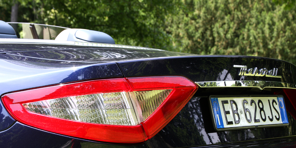 Maserati GranCabrio: Moderne Leuchteinheit hinten mit Markenschriftzug. 