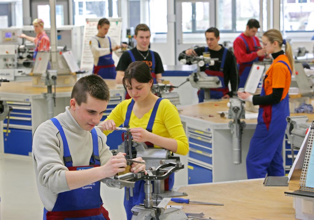 Mercedes-Benz feiert zehn Jahre Berufsausbildung im Werk Rastatt