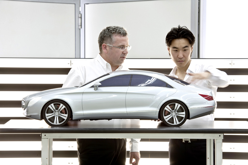 Mercedes-CLS-Neuauflage: Gespräch am kleineren Maßstabsmodell. 