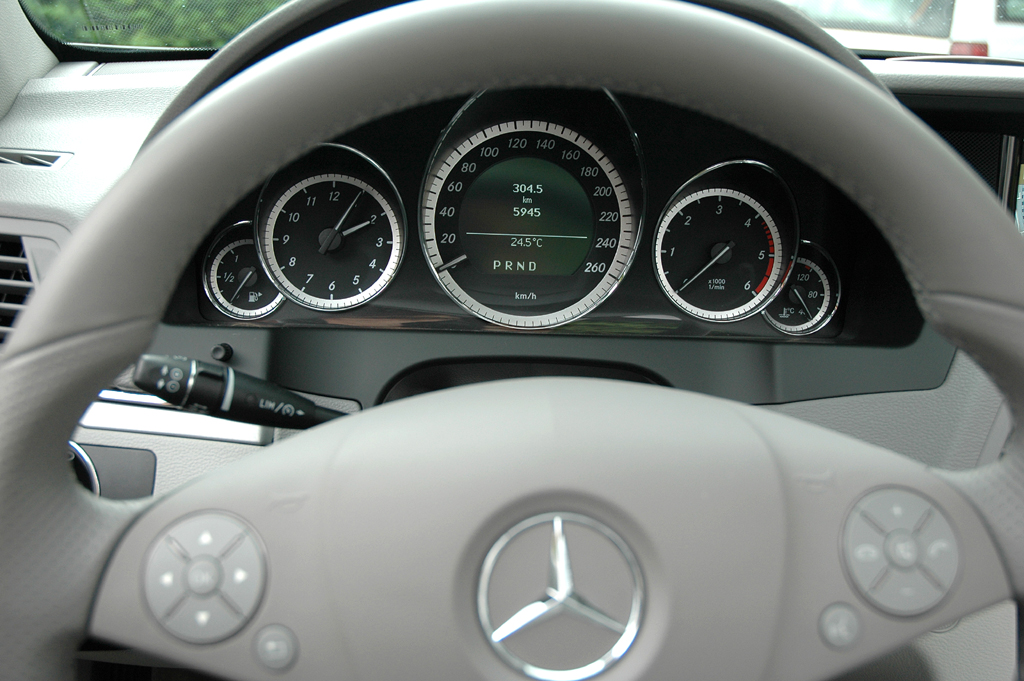 Mercedes E-Klasse Cabrio: Blick durch den Lenkradkranz auf die Rundinstrumentierung.