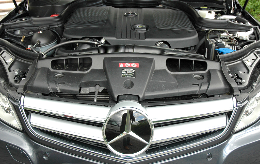 Mercedes E-Klasse Cabrio: Blick unter die Motorhaube auf den Vierzylinder-Selbstzünder.