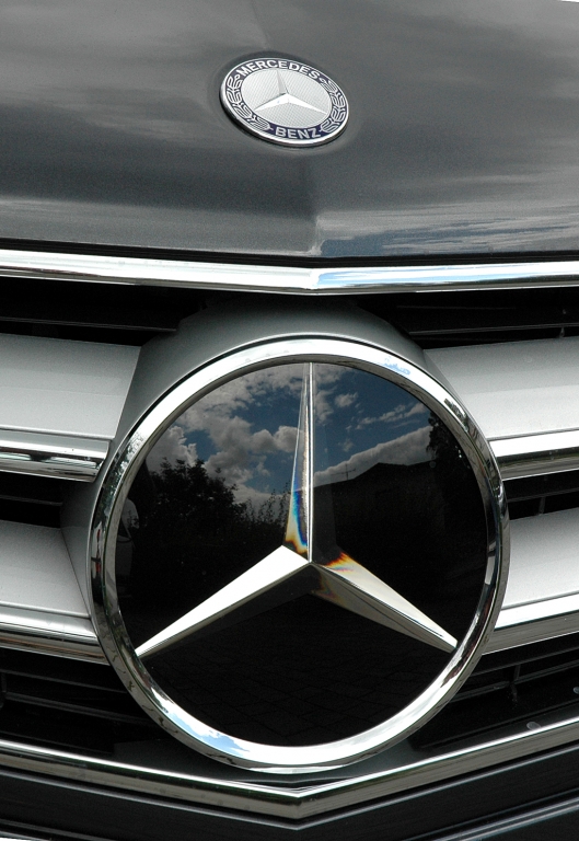 Mercedes E-Klasse Cabrio: Der Stern sitzt mittig im Kühlergrill.