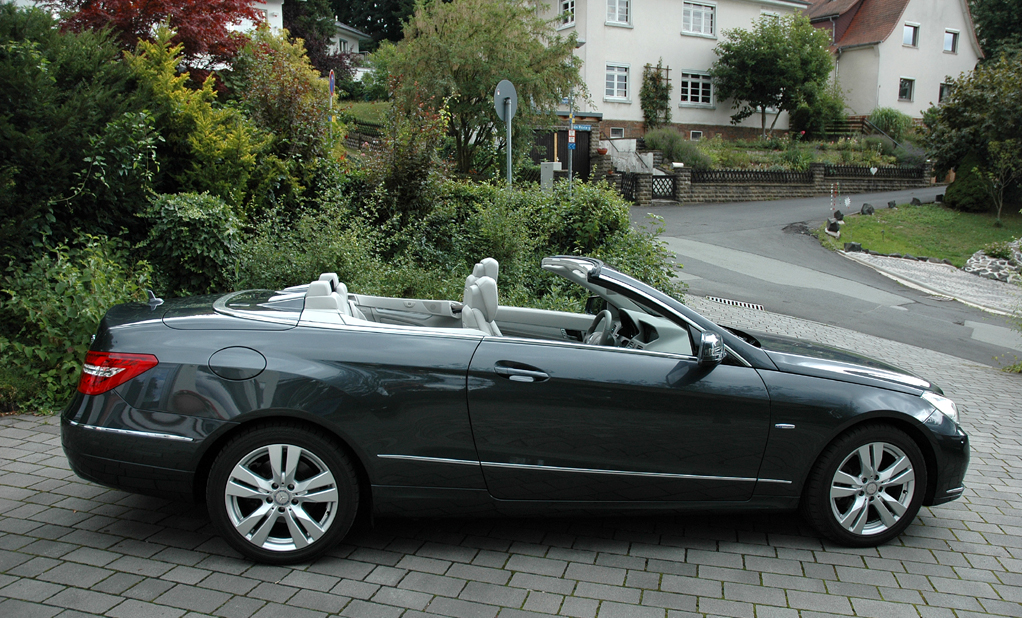 Mercedes E-Klasse Cabrio: Seitenansicht bei geöffnetem Verdeck.