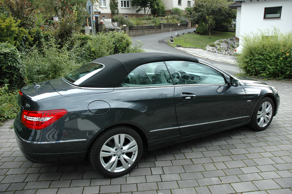 Mercedes E-Klasse Cabrio: Seitenansicht bei geschlossenem Verdeck.